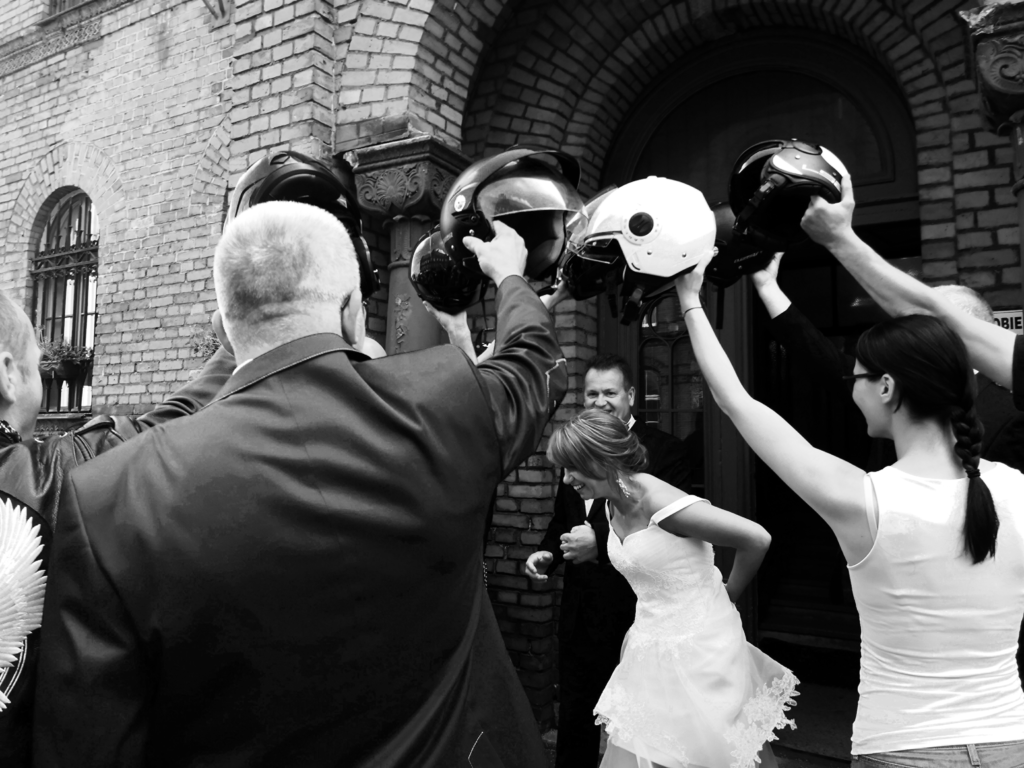 Profesjonalna fotografia i wideofilmowanie ślubne - Romantyczny moment pary młodej podczas ceremonii. Biała suknia ślubna, bukiet kwiatów, uścisk rąk. Usługi fotograficzne i wideofilmowe, aby uwiecznić najpiękniejsze chwile tego wyjątkowego dnia.